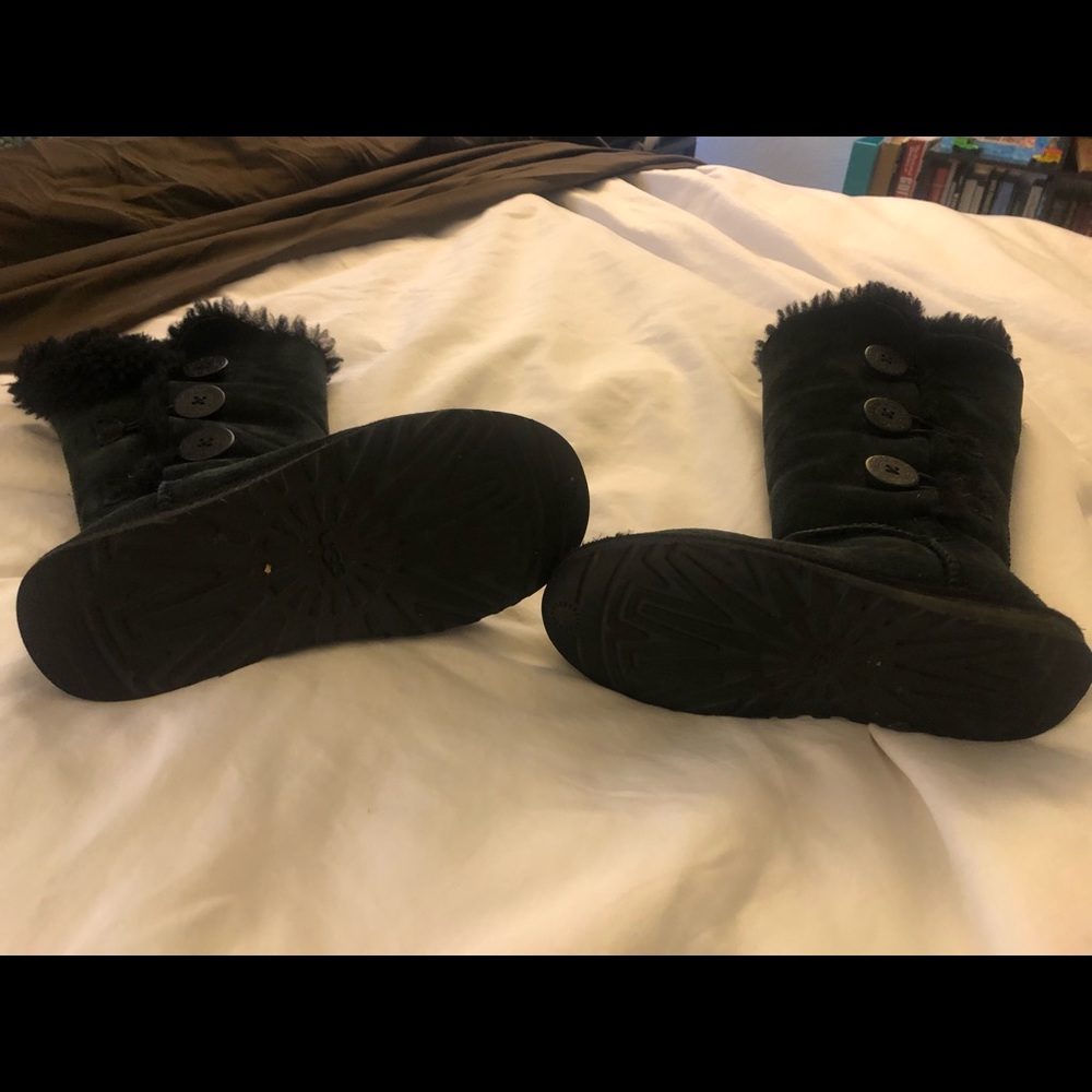 Black well loved uggs
